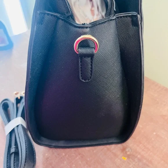 Elegant Black Handbag with Gold Accents - Picture 13 of 13